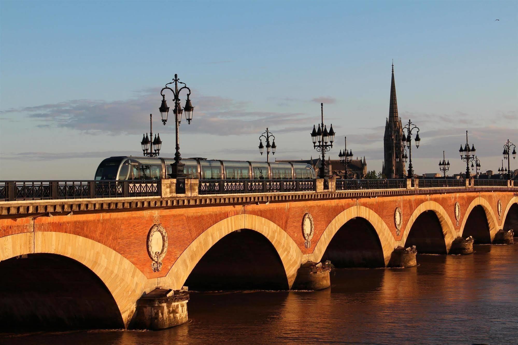 Campanile Bordeaux Nord - Le Lac Hotel Екстериор снимка